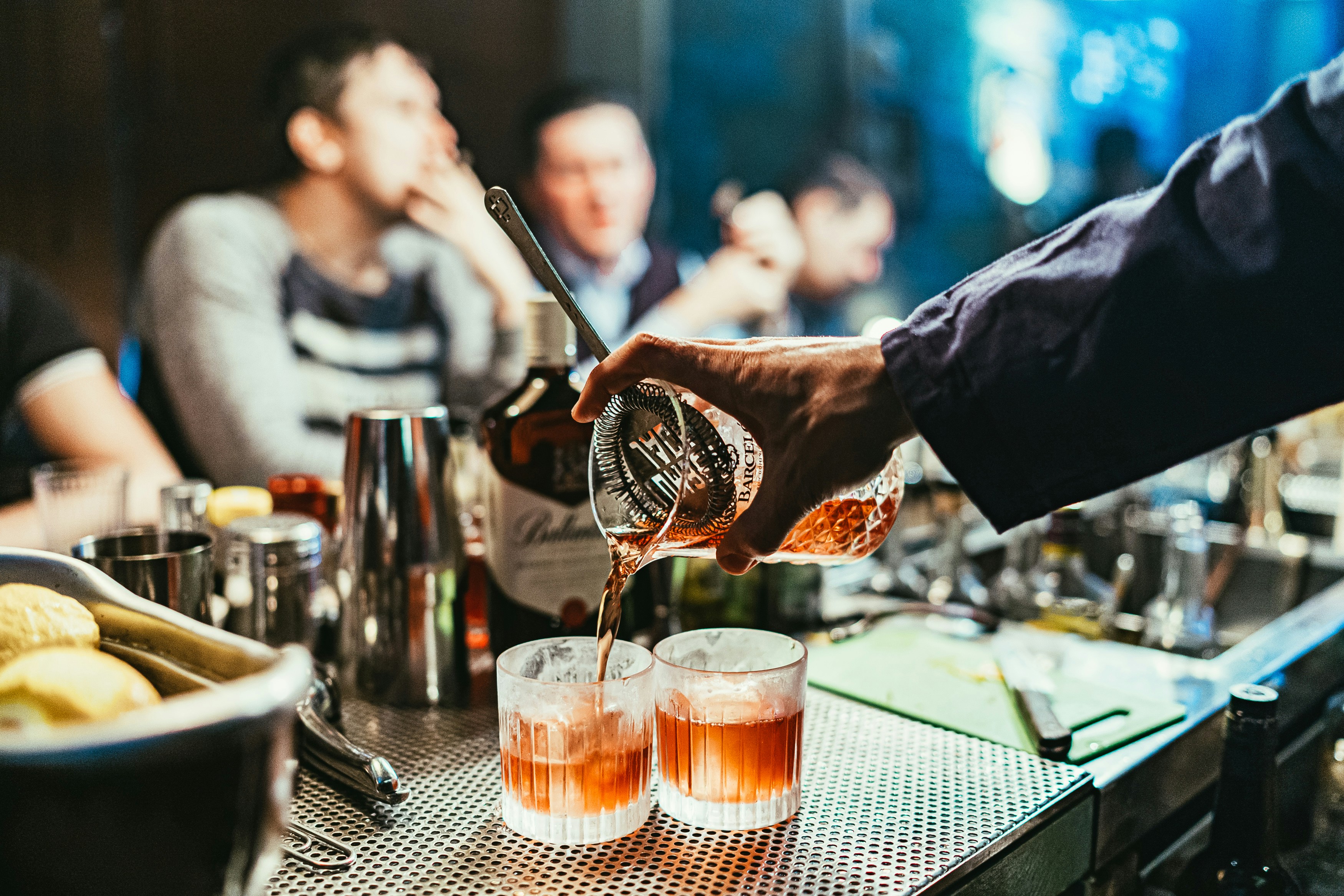 Mensen aan bar
